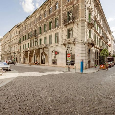 Experience City Nightlife From A Sleek Lavish Pad Apartment Budapest Bagian luar foto