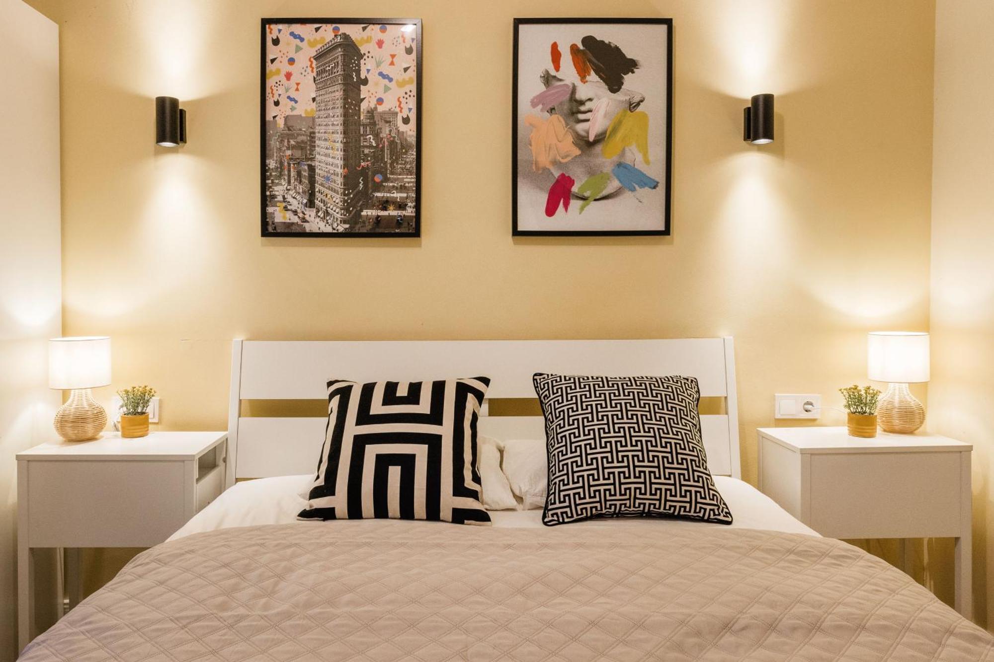 Experience City Nightlife From A Sleek Lavish Pad Apartment Budapest Bagian luar foto