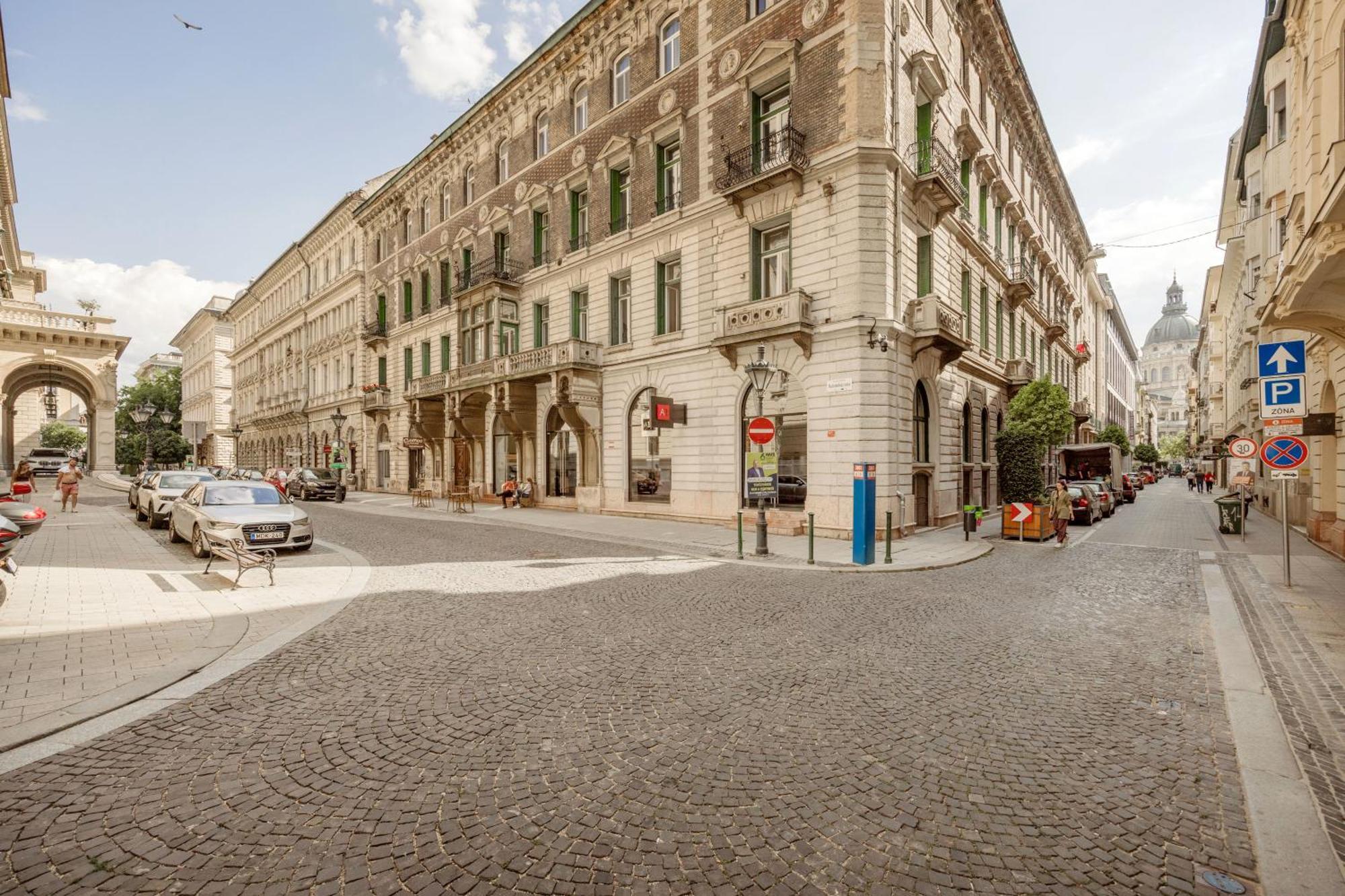 Experience City Nightlife From A Sleek Lavish Pad Apartment Budapest Bagian luar foto